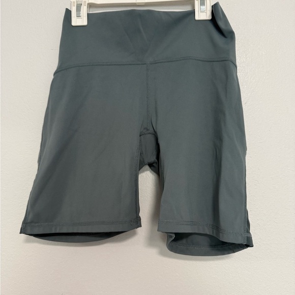 lululemon athletica Pants - Lululemon Wunder Train Contour Fit High-Rise Short sz 4